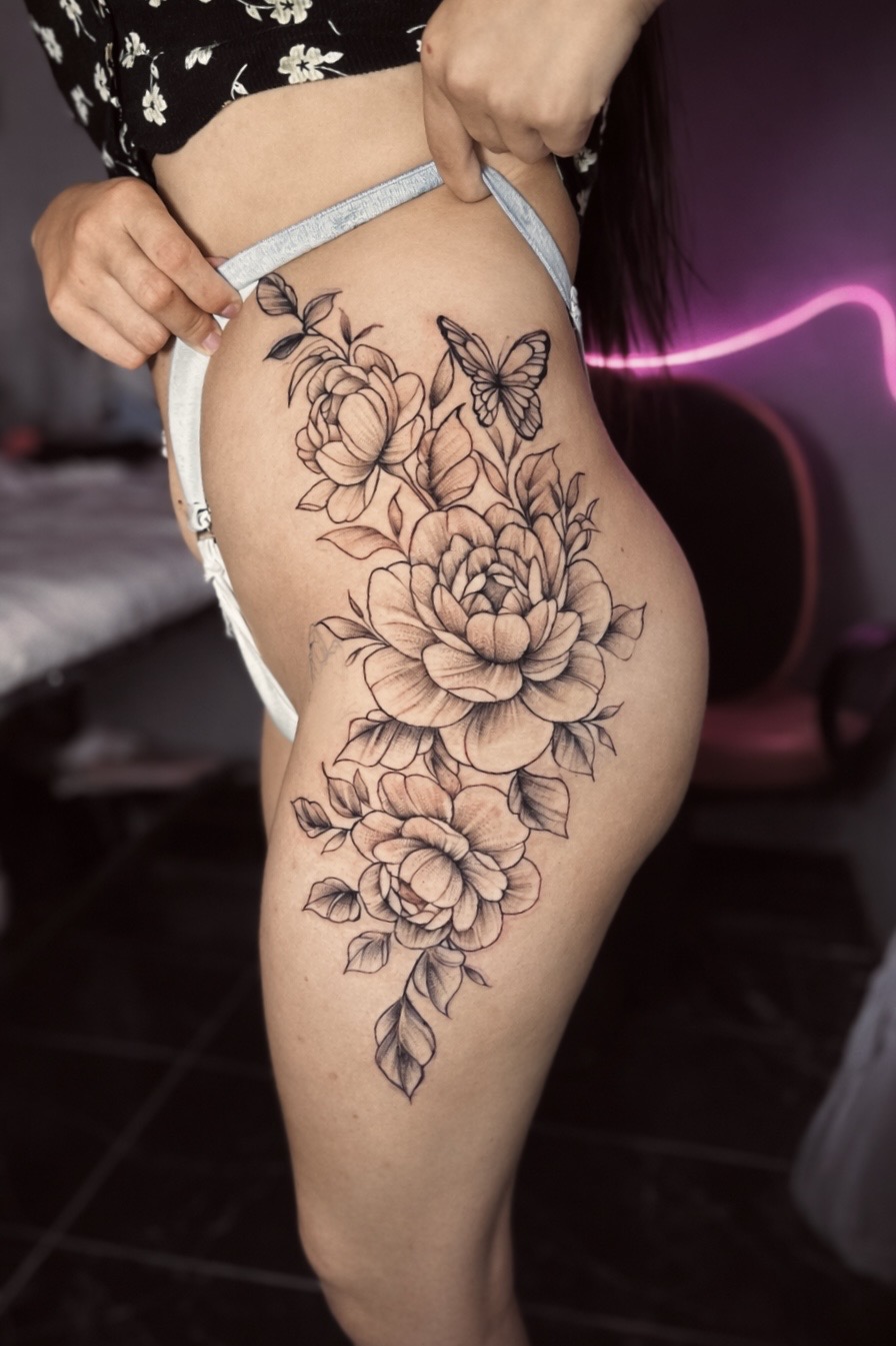 Tatuaje floral en cadera