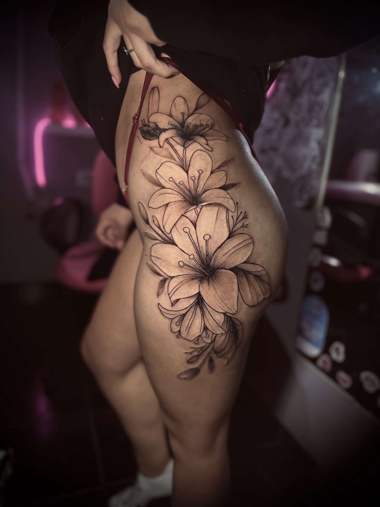 Tatuaje de lirios en cadera
